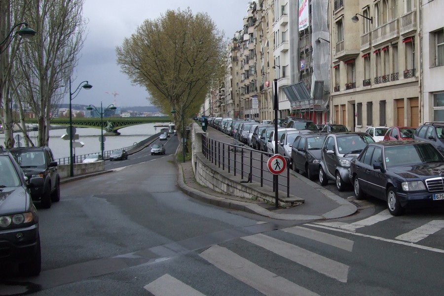 Filming location for Bourne Identity, car chase at Seine. Paris FR.